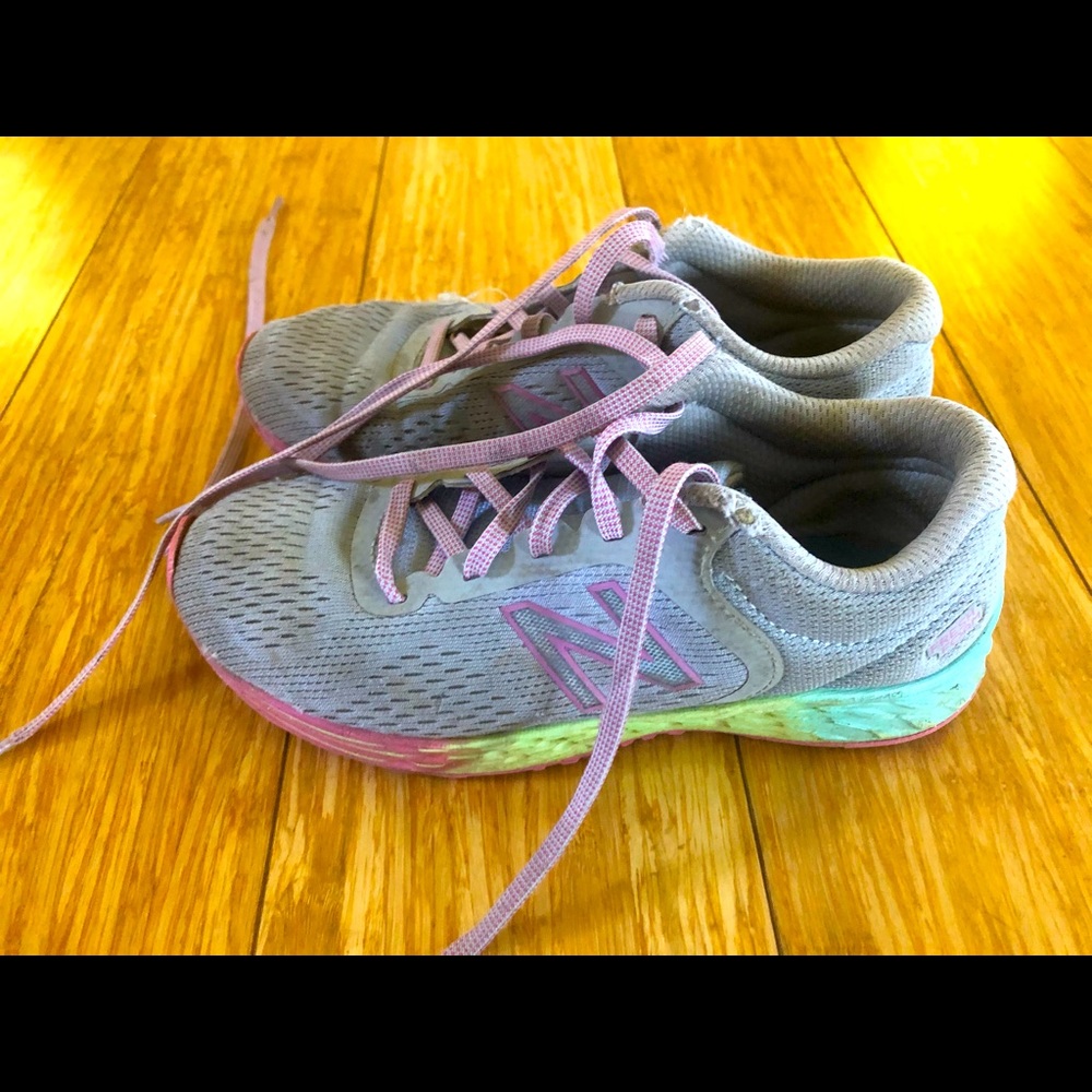 Cute youth girls New Balance tennis shoes sz 1.5-2